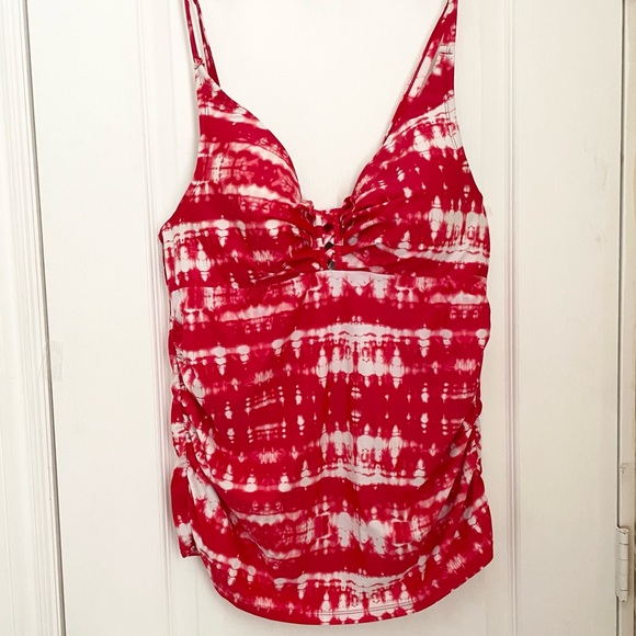 CACIQUE TANKINI. LIKE NEW! RED AND WHITE TIE DYE SWIMSUIT TOP WITH BUILT IN BRA. - Picture 6 of 16